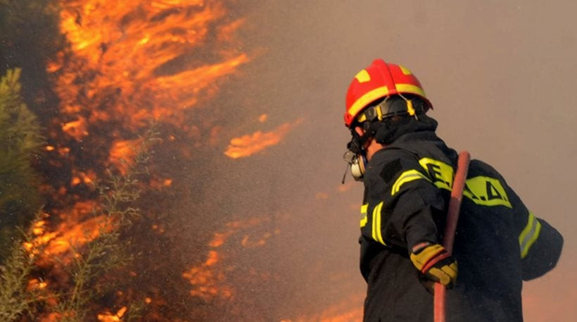 Υπό μερικό έλεγχο η μεγάλη φωτιά που ξέσπασε στην Κρήτη